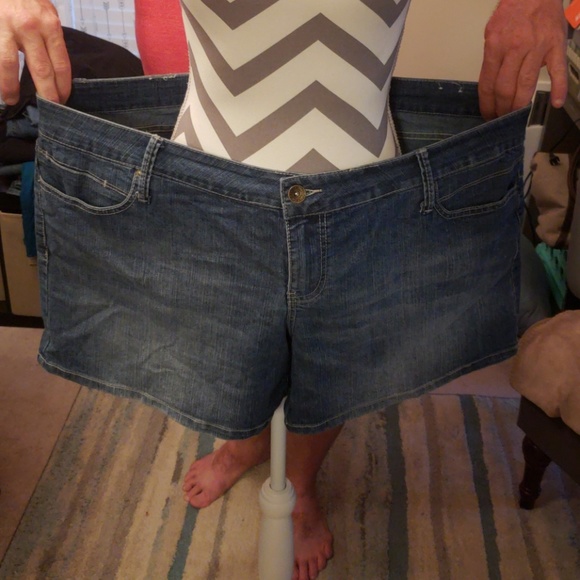 Shorts - Picture 2 of 5